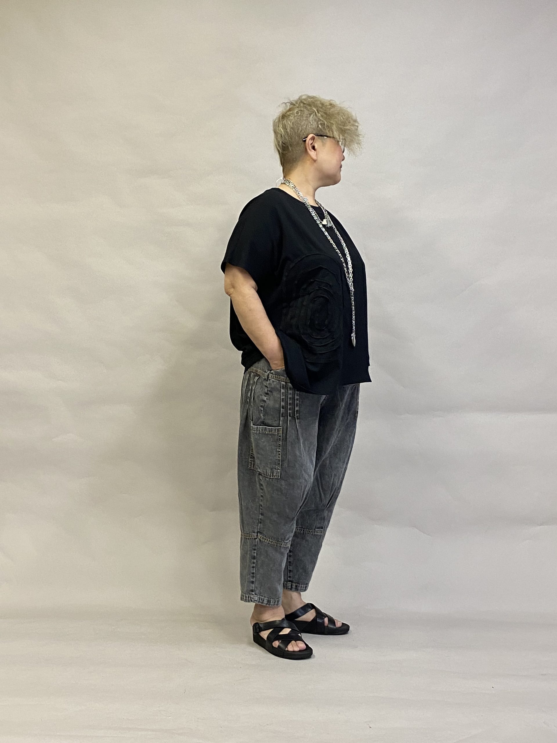 ベルデニム ペグトップパンツ ブラックTシャツ